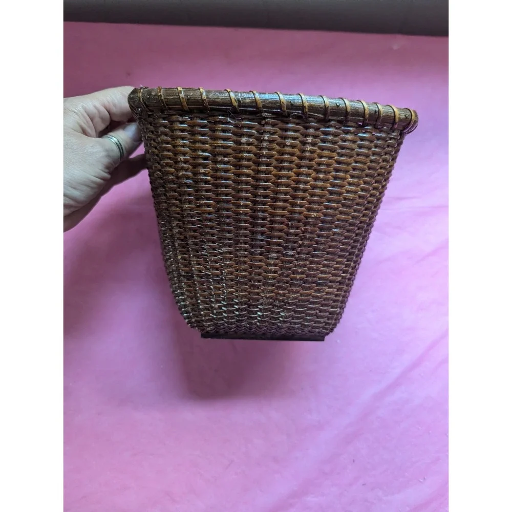 Beautiful Nantucket style‎ brown basket wood bottom 6.5